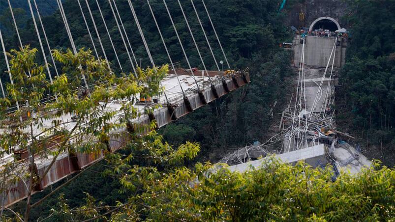 Los operarios que se lanzaron sobre los árboles están fuera de peligro.