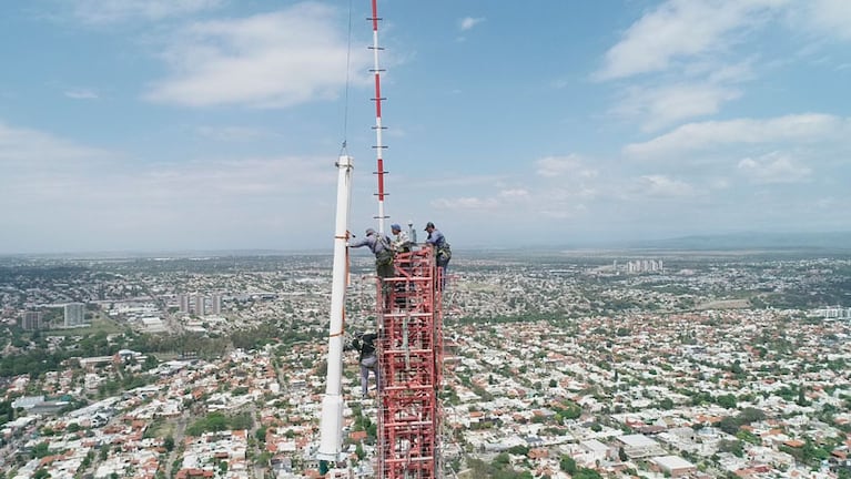 Los operarios trabajaron a más de 160 metros de altura para un cambio histórico en la señal de El Doce.
