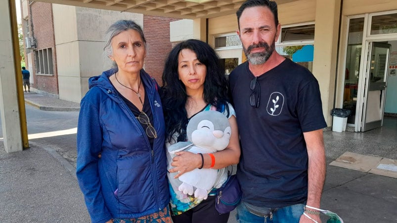 Los padres de Alexa y la tía de Marina en la puerta del Hospital de Niños. Foto: El Doce/Pablo Olivares.