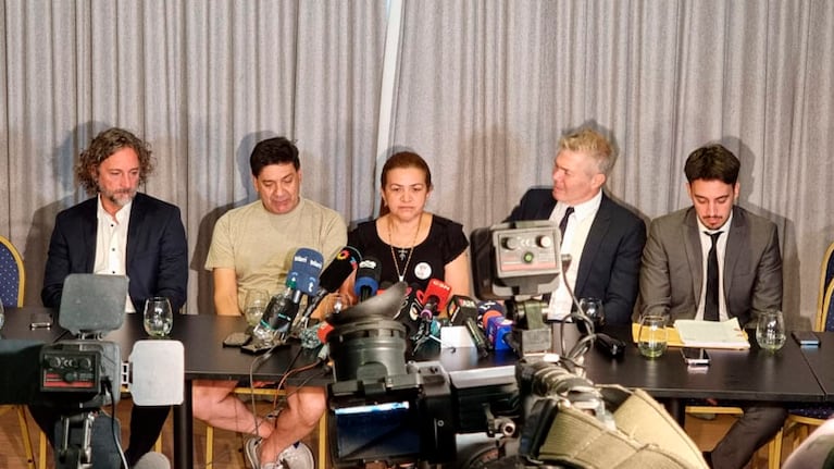 Los padres de Báez Sosa junto a sus abogados.