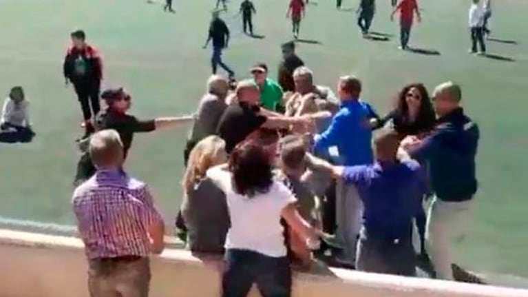 Los padres de los chicos se agarraron a las trompadas.