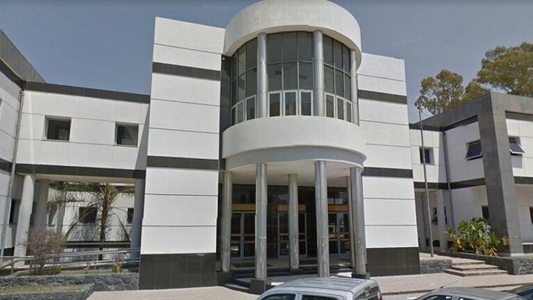Los padres habrían agredido a la docente que sancionó a la hija por usar el celular en el aula.