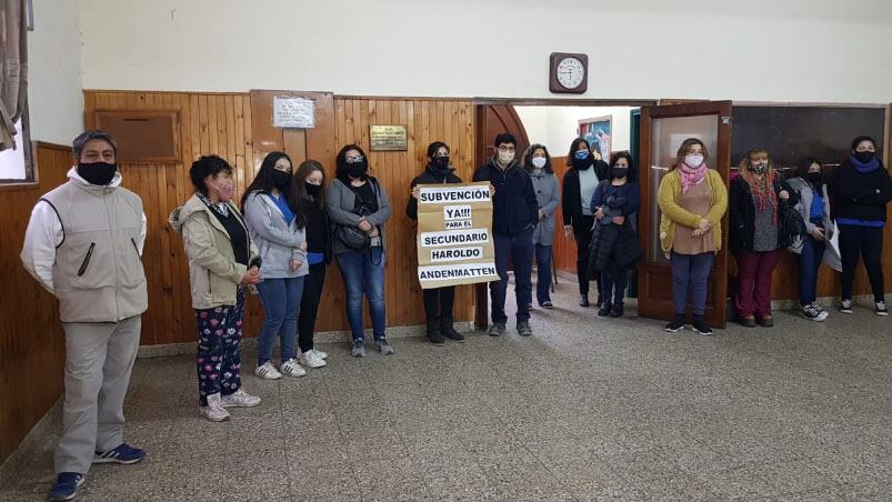 Los padres piden por la continuidad del secundario.