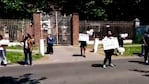 Los padres protestaron en la puerta del colegio. Foto: gentileza El Diario Sur