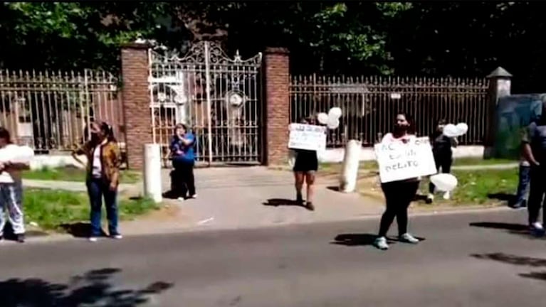 Los padres protestaron en la puerta del colegio. Foto: gentileza El Diario Sur