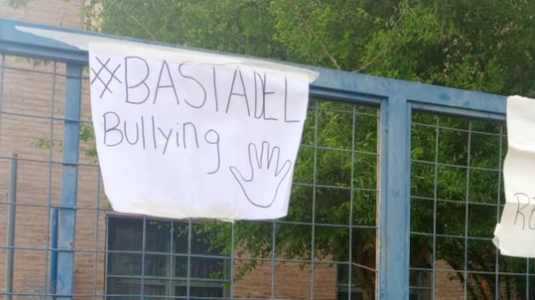 Los padres y madres reclamaron en la puerta de la escuela.