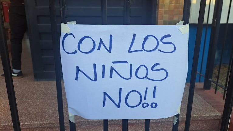 Los padres y madres reclamaron en la puerta de la escuela tras la denuncia.