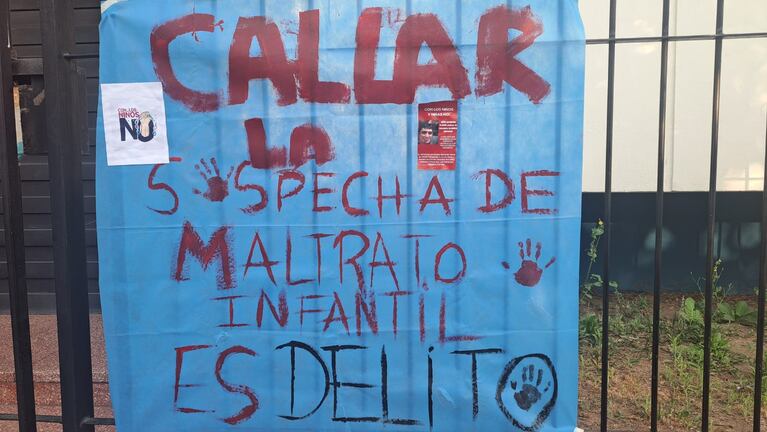 Los padres y madres reclamaron en la puerta de la escuela tras la denuncia.