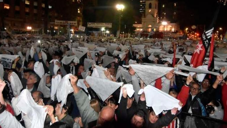 Los pañuelos en alto fueron el símbolo del reclamo en Plaza de Mayo.