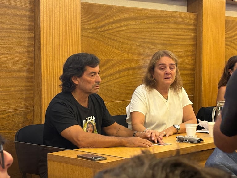 Los papás de Catalina antes de que comience la última audiencia del juicio.