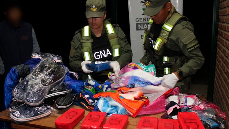 Los paquetes estaban entre calzado, ropa y toallas.
