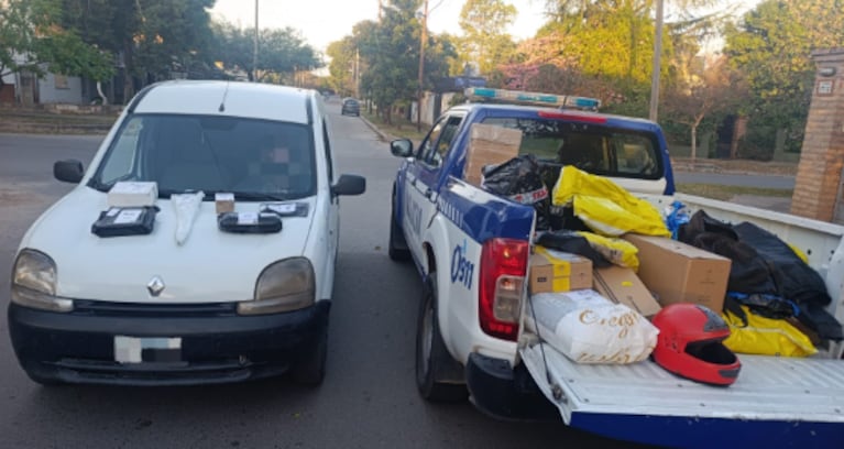 Los paquetes y el vehículo robado en Villa Allende.