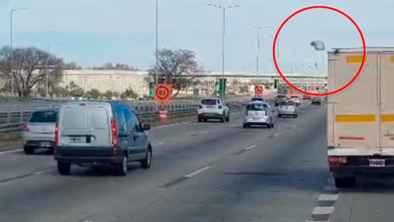 Los paracaidistas cayeron en medio del intenso tránsito en Circunvalación.
