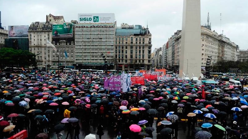 Los paraguas tomaron protagonismo en el Obelisco. Foto: Germán García Adrasti