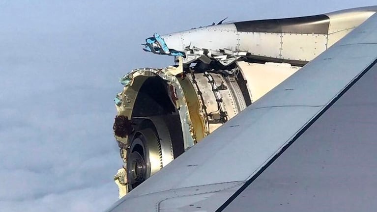 Los pasajeros del vuelo 066 de Air France tomaron fotos del motor dañado del Airbus A380.