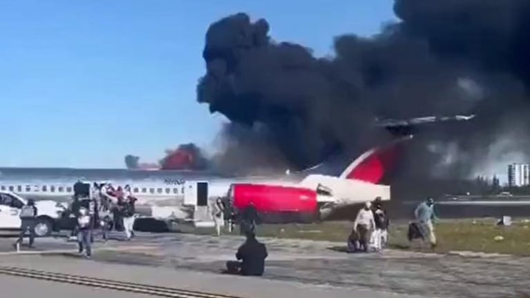 Los pasajeros huyeron corriendo del avión en llamas. 