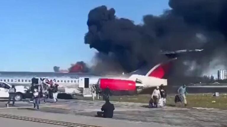 Los pasajeros huyeron corriendo del avión en llamas.