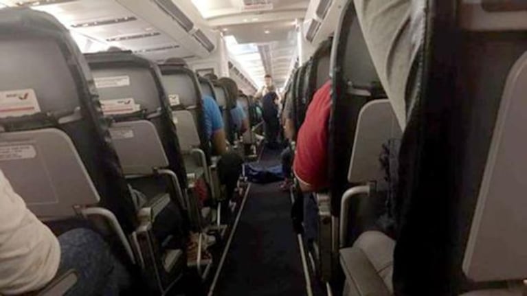 Los pasajeros sacaron fotos del cuerpo tirado en medio del vuelo.