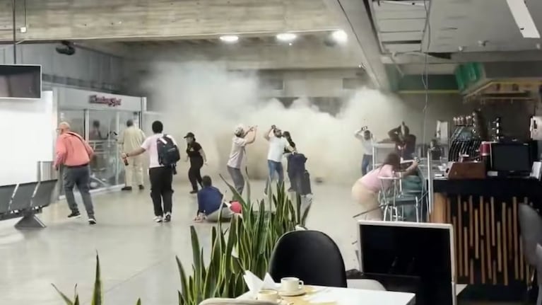Los pasajeros vivieron momentos de máxima tensión en el aeropuerto.