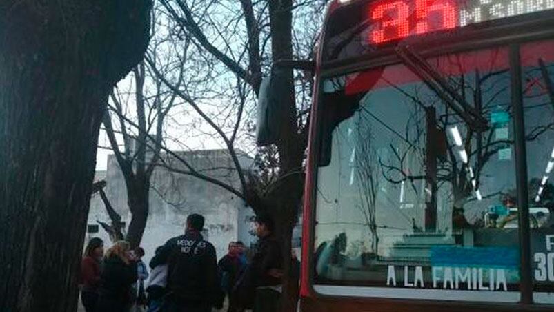 Los pasajeros y el chofer de la línea 35 debieron bajar del colectivo.