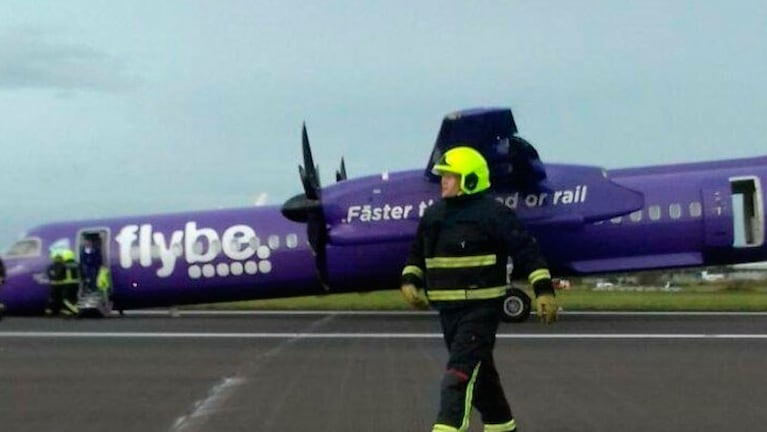 Los pasajeros y la tripulación de la empresa Flybe salieron ilesos del accidente.