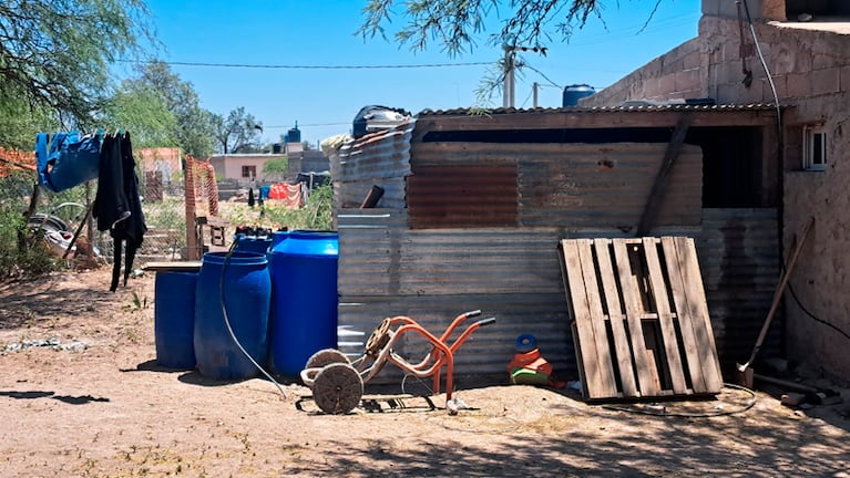 Los patios de las casas están repletas de bidones y reservorios. Foto: Juan Pablo Lavisse / El Doce. 