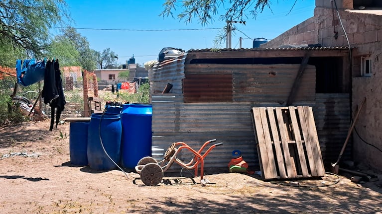 Los patios de las casas están repletas de bidones y reservorios. Foto: Juan Pablo Lavisse / El Doce.