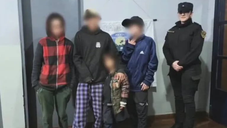 Los pequeños quedaron a cargo de dos vecinas.