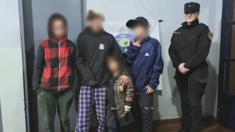 Los pequeños quedaron a cargo de dos vecinas.
