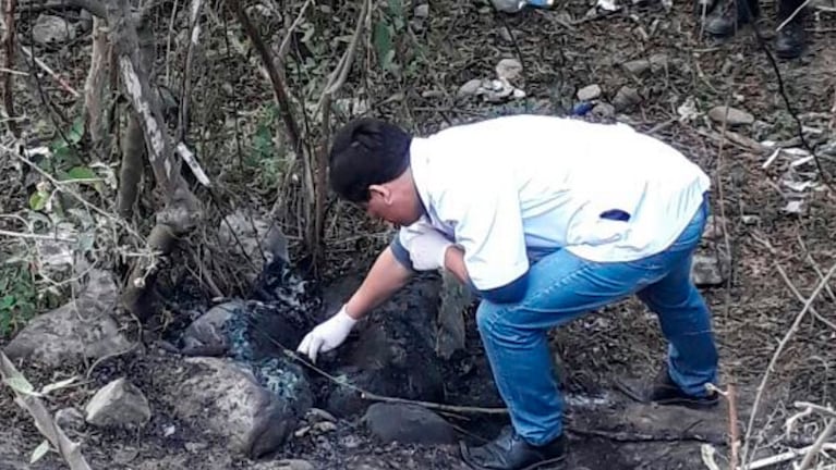Los peritos investigan el lugar donde hallaron el cuerpo de la joven mujer, en Jujuy.