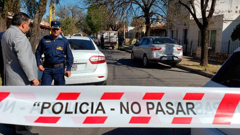 Los peritos trabajan en el lugar del crimen.