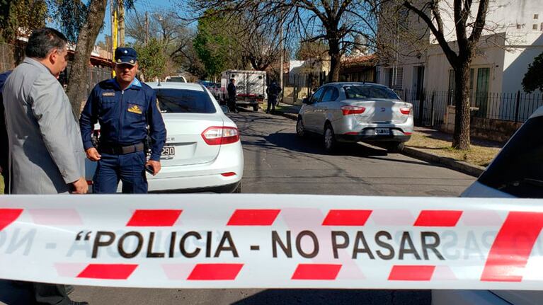 Los peritos trabajan en el lugar del crimen.