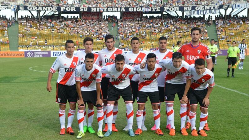 Los pibes de River se sumaron al festejo de Talleres. Foto: Lucio Casalla.