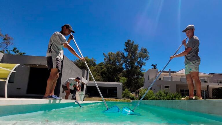 Los pileteros están a full en medio de la ola de calor. Foto: Fredy Bustos/ElDoce.tv