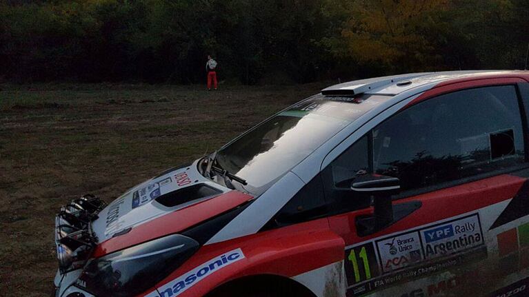 Los pilotos finlandeses y su parada técnica. Foto. Jorge Elena.