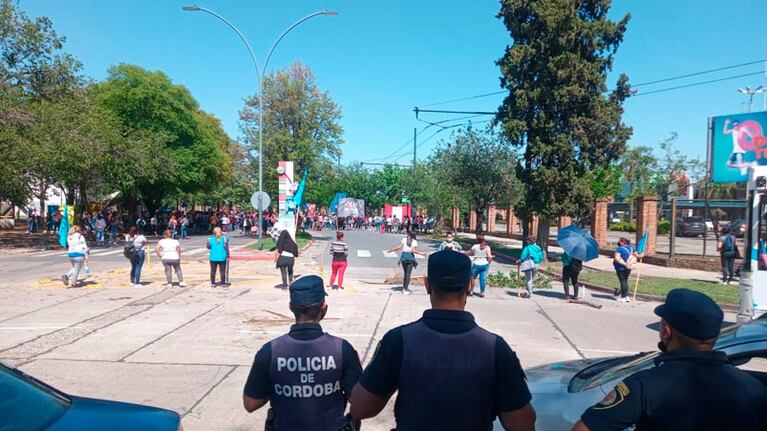 Los piqueteros exigieron la entrega de bolsones de alimentos.