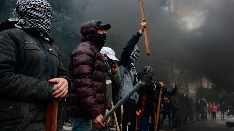 Los piqueteros fueron sacados de la calle y hubo heridos y detenidos.