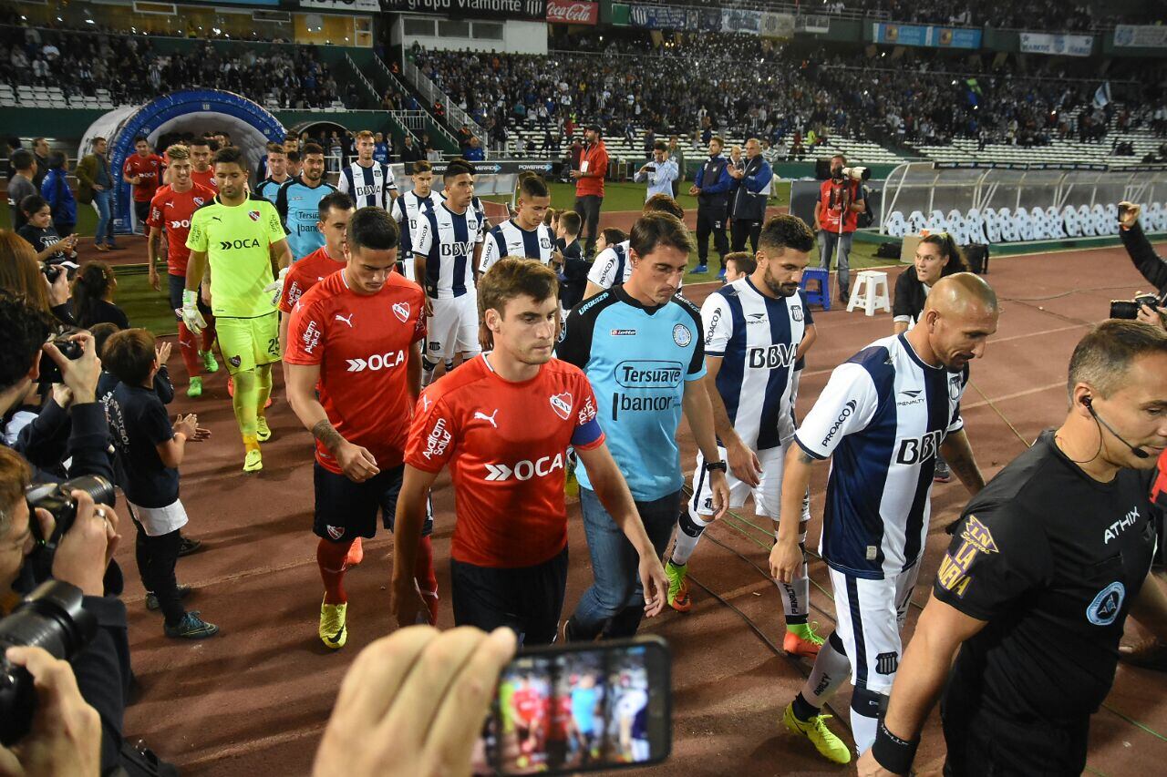 Los planteles de Talleres, Belgrano e Independiente pidieron paz tras la muerte de Emanuel Balbo. Foto: Lucio Casalla / ElDoce.tv.