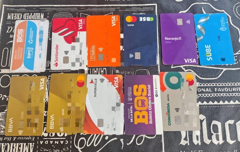 Los plásticos secuestrados al delincuente en pleno centro de la ciudad.