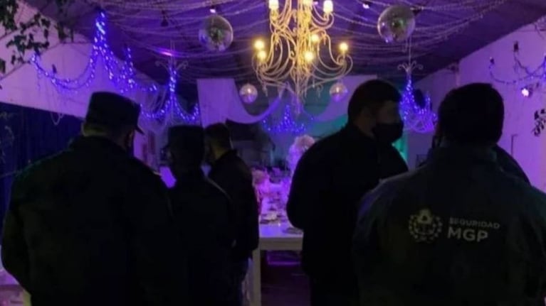 Los policías fueron confundidos por strippers e invitados a sumarse a la fiesta. 