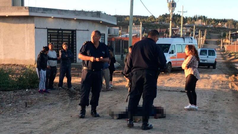 Los policías, junto al cuerpo del hombre asesinado. / Foto: Infobae