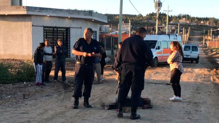 Los policías, junto al cuerpo del hombre asesinado. / Foto: Infobae