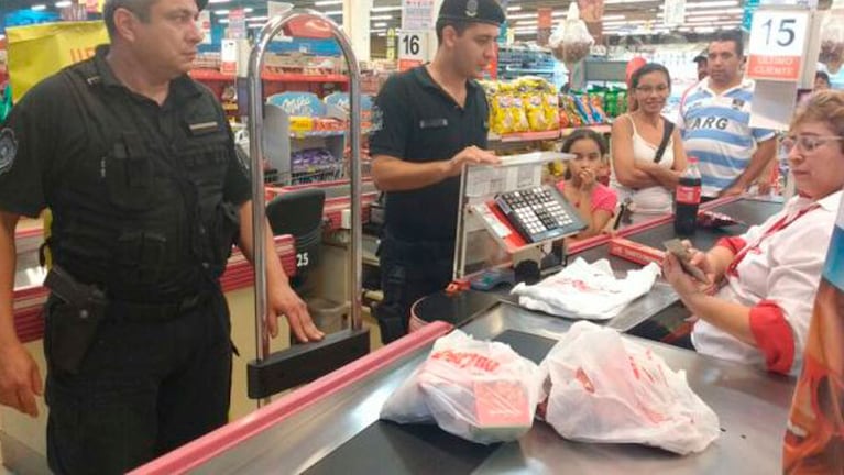 Los policías misioneros, pagando la cuenta de los alimentos que hurtó la jubilada.