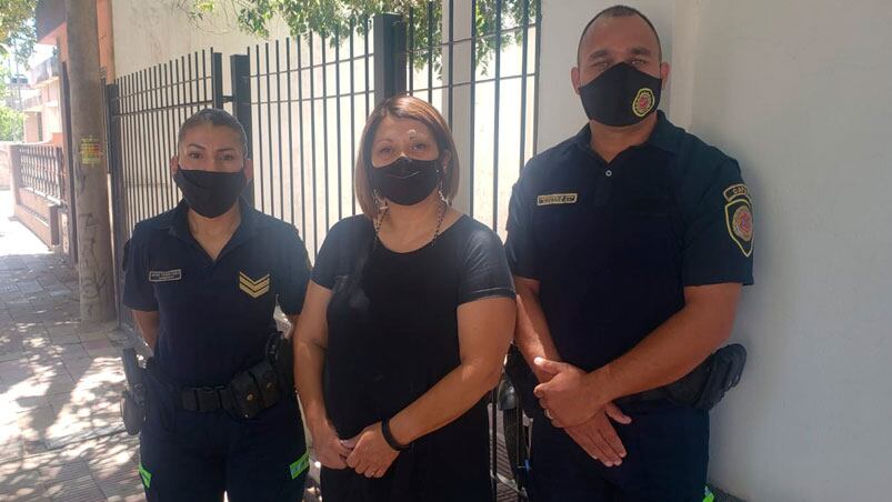 Los policías que asistieron a una mujer víctima de la inseguridad. Foto: Juan Pablo Lavisse/El Doce.