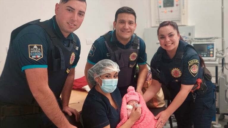 Los policías que ayudaron al nacimiento de la beba.