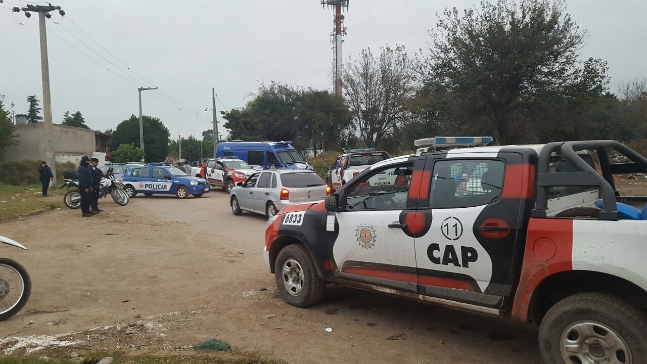 Los policías realizaban un operativo cuando fueron atacados.