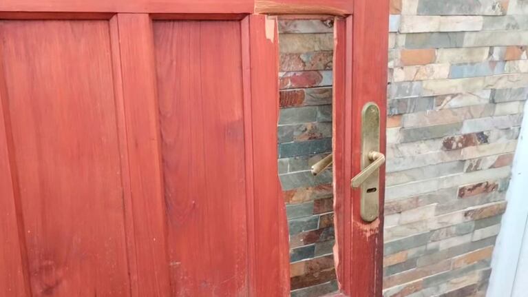 Los policías rompieron una puerta al ingresar a la casa. Foto: LV16.