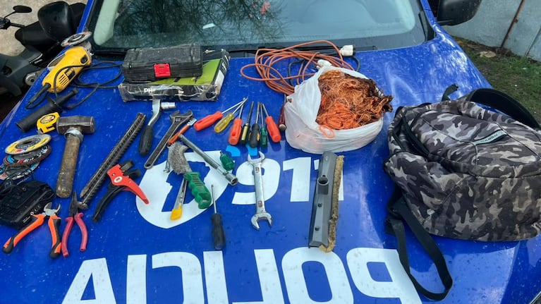 Los policías secuestraron una gran cantidad de herramientas durante el operativo.