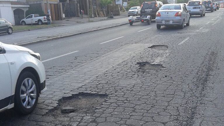 Los pozos que hacen intransitables las calles de la ciudad. Foto: Carlos Katz / El Doce y Vos.