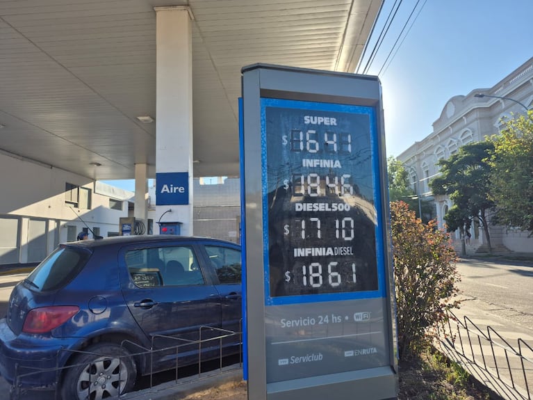 Los precios de la nafta cambiaron otra vez y los clientes buscan promociones para ahorrar.